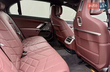 Седан BMW i7 2024 в Киеве