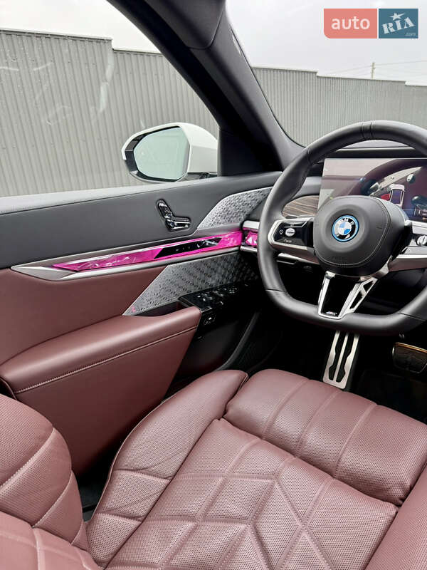 Седан BMW i7 2024 в Киеве