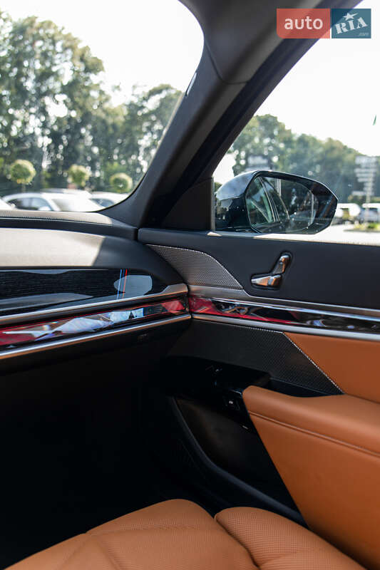 Седан BMW i7 2024 в Львове