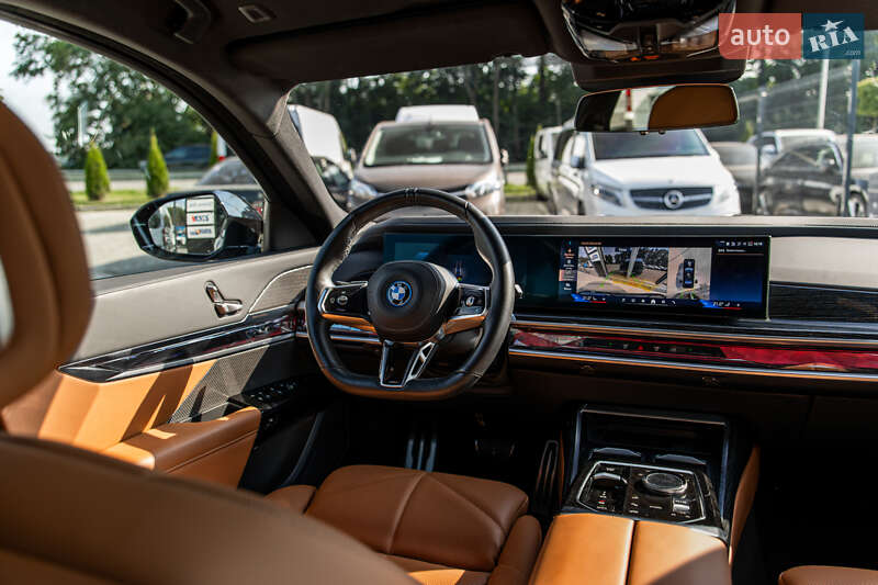 Седан BMW i7 2024 в Львове