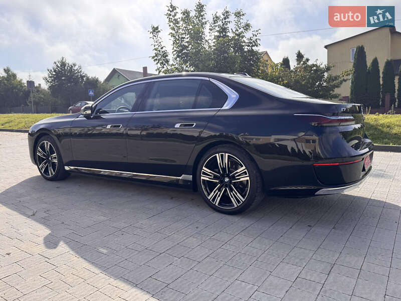 Седан BMW i7 2023 в Львове