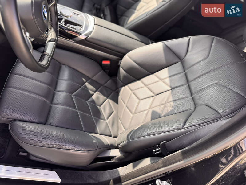 Седан BMW i7 2023 в Львове
