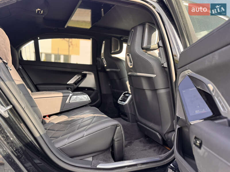 Седан BMW i7 2023 в Львове