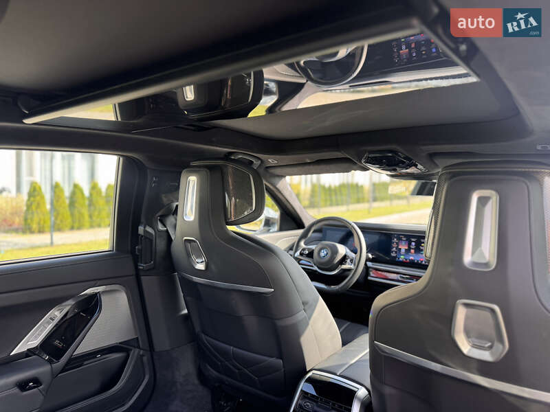 Седан BMW i7 2023 в Львове