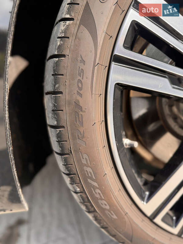 Седан BMW i7 2023 в Львове