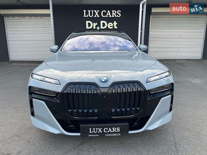 Седан BMW i7 2023 в Киеве