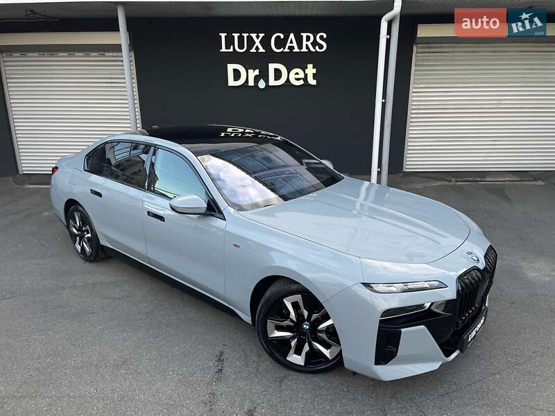 Седан BMW i7 2023 в Киеве