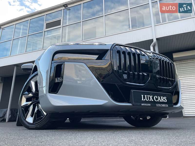 Седан BMW i7 2023 в Киеве