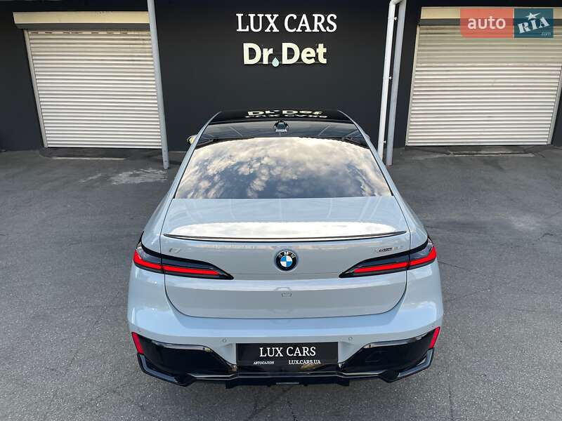 Седан BMW i7 2023 в Киеве