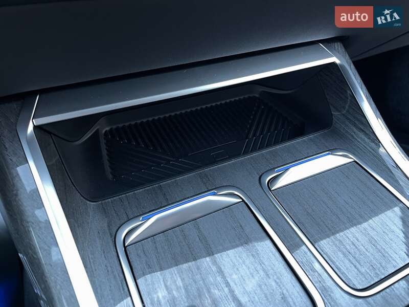 Седан BMW i7 2023 в Киеве