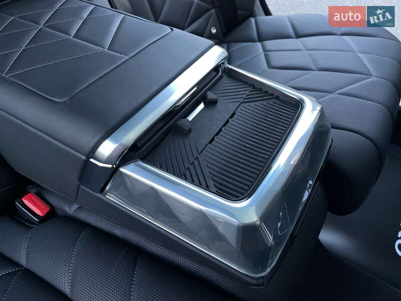 Седан BMW i7 2023 в Киеве