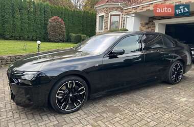 Седан BMW i7 2024 в Ровно