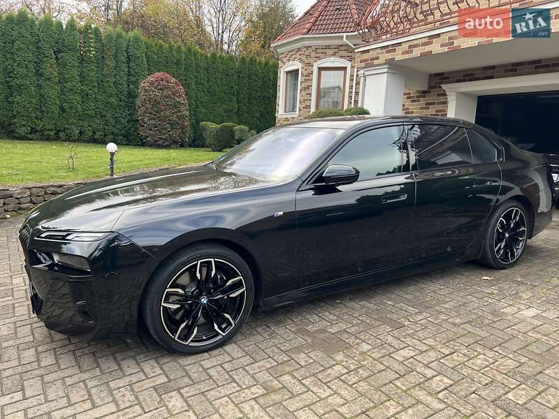 Седан BMW i7 2024 в Ровно
