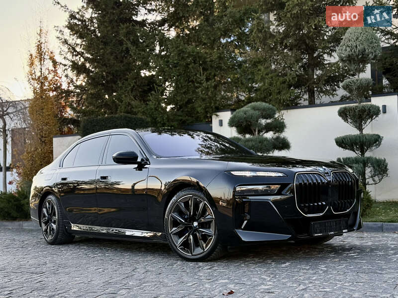 Седан BMW i7 2022 в Львове