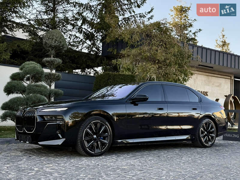 Седан BMW i7 2022 в Львове