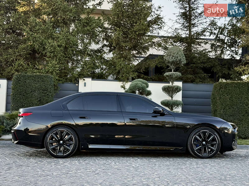 Седан BMW i7 2022 в Львове