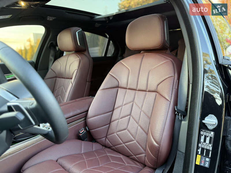 Седан BMW i7 2022 в Львове