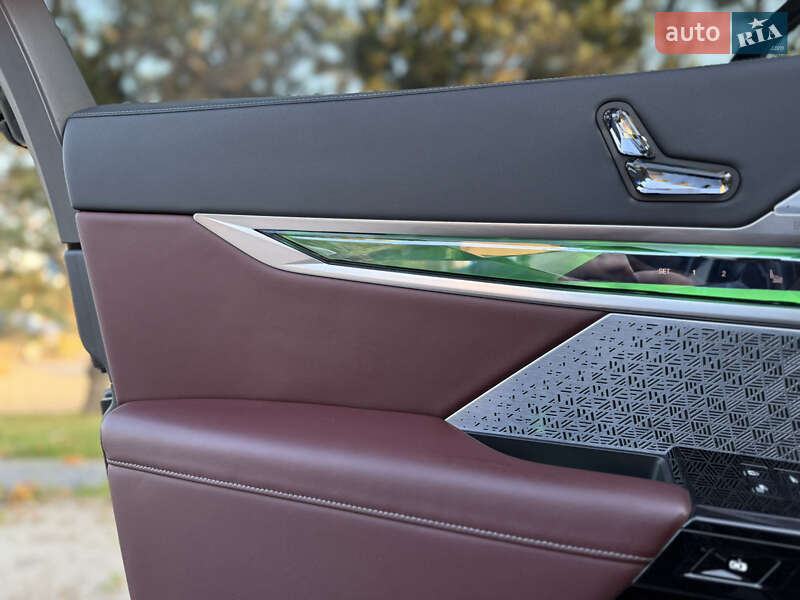 Седан BMW i7 2022 в Львове