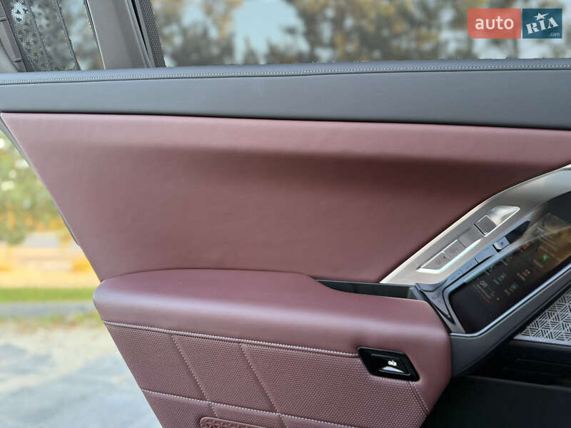 Седан BMW i7 2022 в Львове