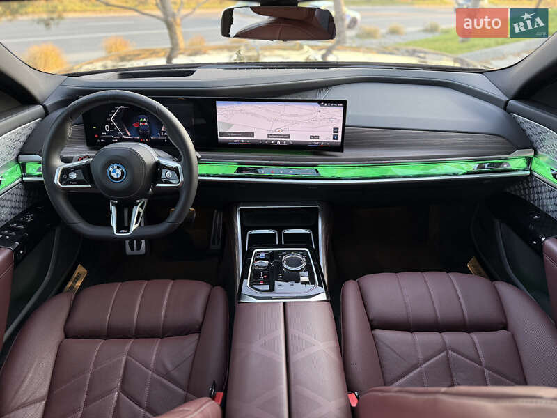 Седан BMW i7 2022 в Львове
