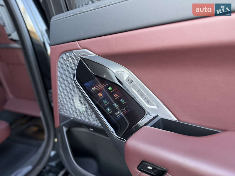Седан BMW i7 2022 в Львове