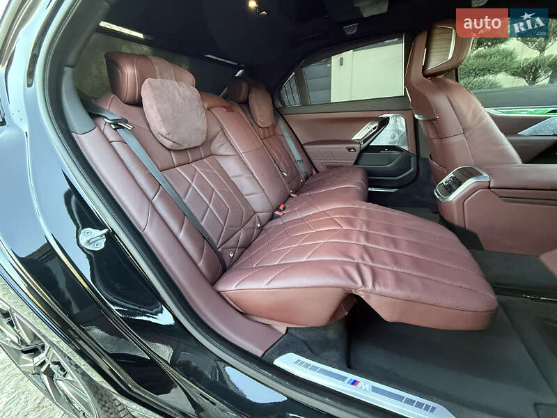 Седан BMW i7 2022 в Львове