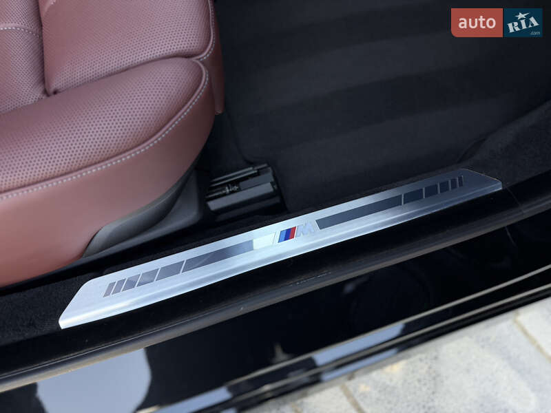 Седан BMW i7 2022 в Львове