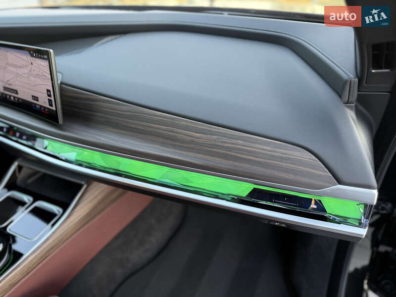 Седан BMW i7 2022 в Львове