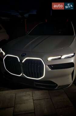 Седан BMW i7 2023 в Киеве