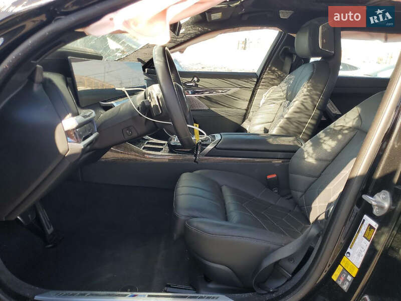Седан BMW i7 2023 в Киеве