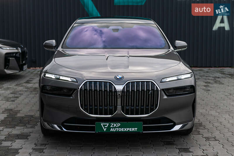 Седан BMW i7 2022 в Мукачево