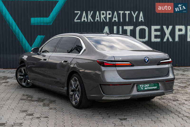Седан BMW i7 2022 в Мукачево