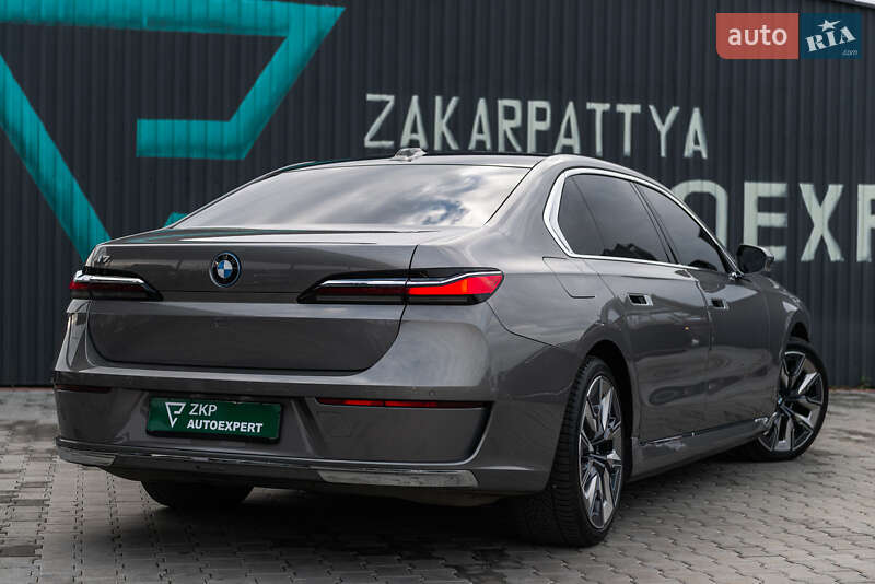 Седан BMW i7 2022 в Мукачево