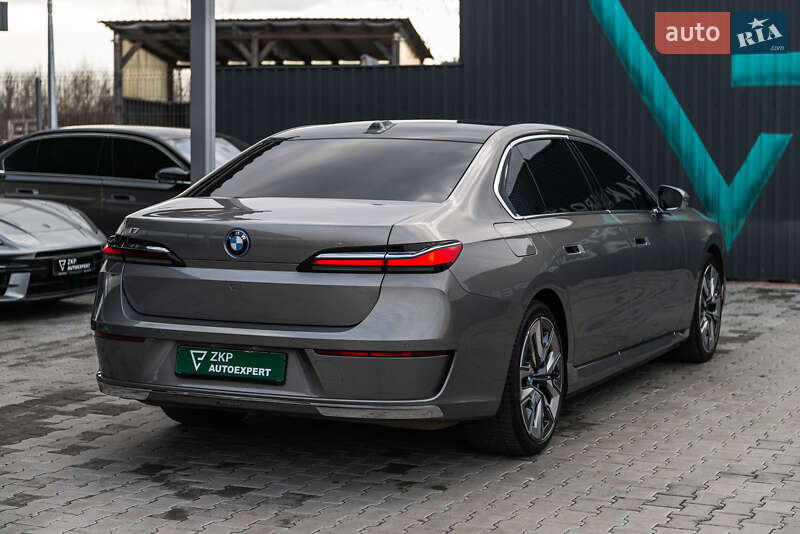Седан BMW i7 2022 в Мукачево