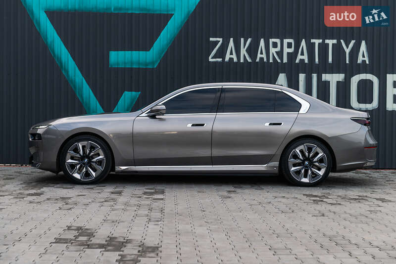 Седан BMW i7 2022 в Мукачево