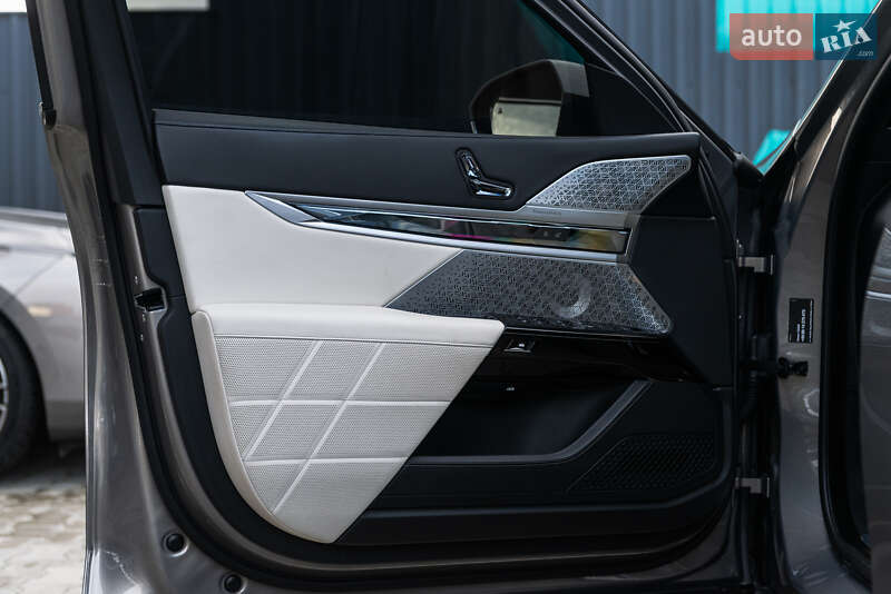 Седан BMW i7 2022 в Мукачево