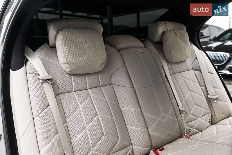 Седан BMW i7 2022 в Мукачево