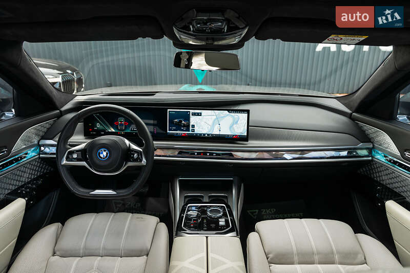 Седан BMW i7 2022 в Мукачево