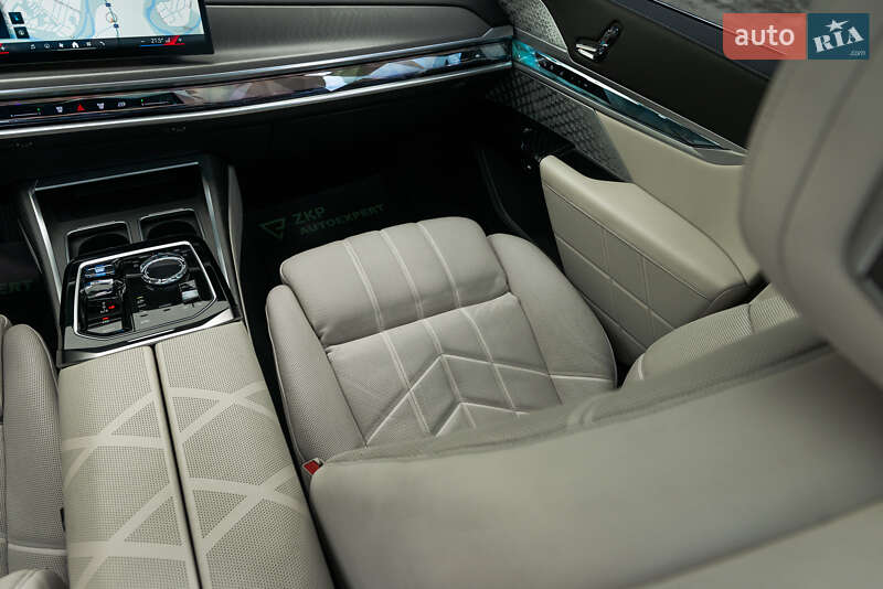 Седан BMW i7 2022 в Мукачево