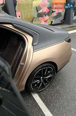 Седан BMW i7 2023 в Києві