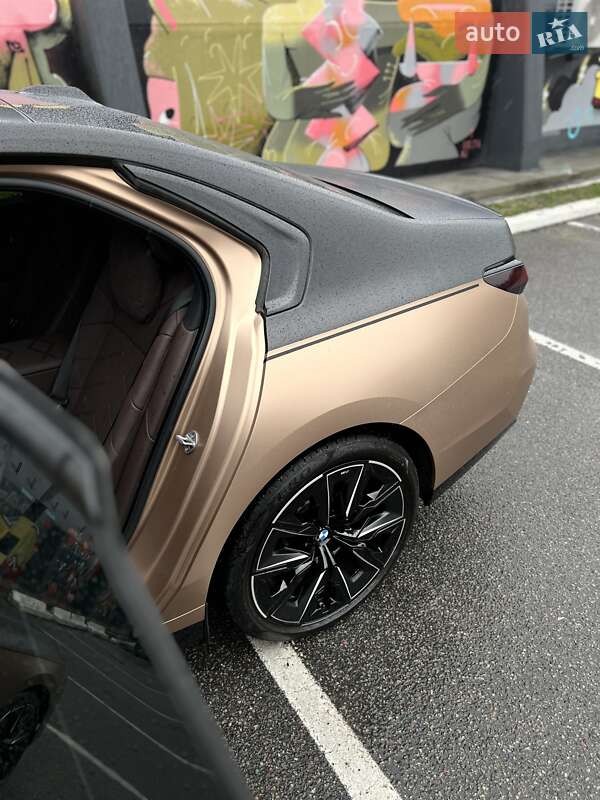 Седан BMW i7 2023 в Києві