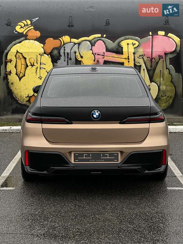 Седан BMW i7 2023 в Києві