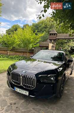 Седан BMW i7 2023 в Львові