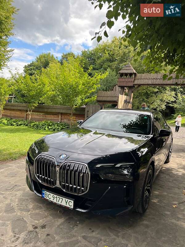 Седан BMW i7 2023 в Львові