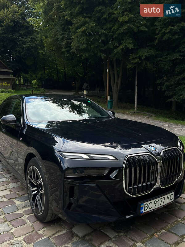 Седан BMW i7 2023 в Львові