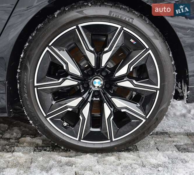 Седан BMW i7 2025 в Киеве