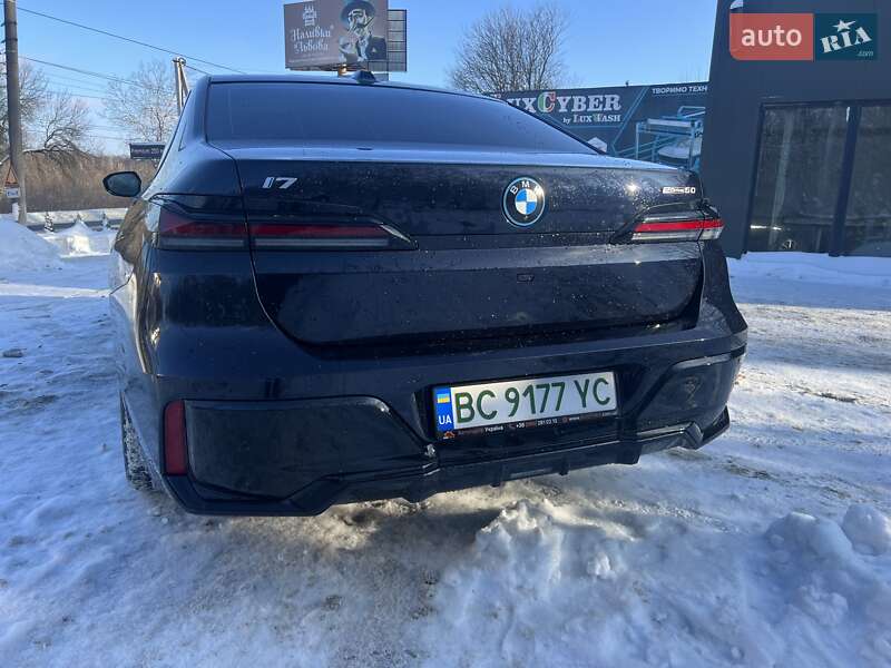 Седан BMW i7 2023 в Львові