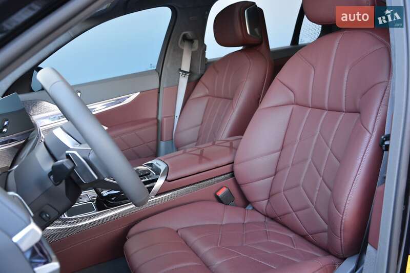 Седан BMW i7 2022 в Киеве