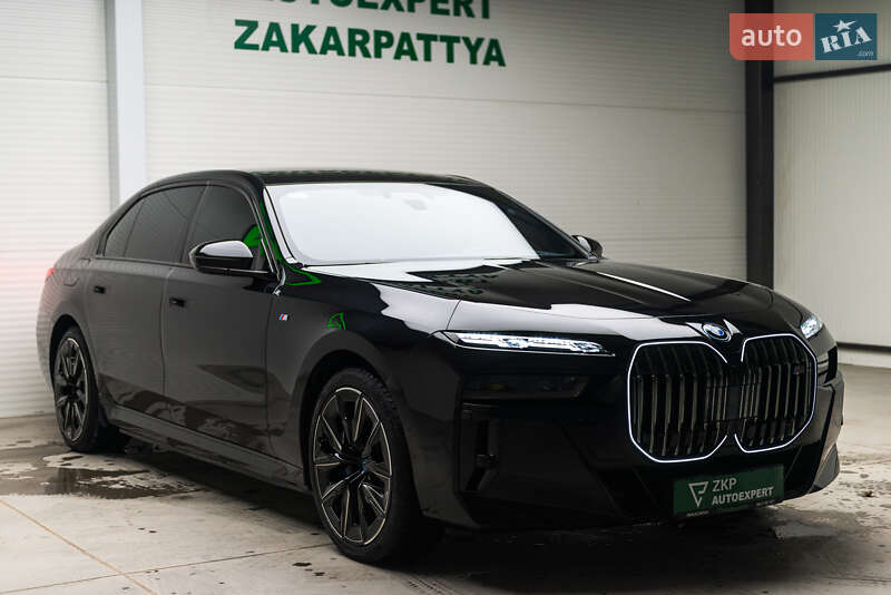 Седан BMW i7 2023 в Мукачево