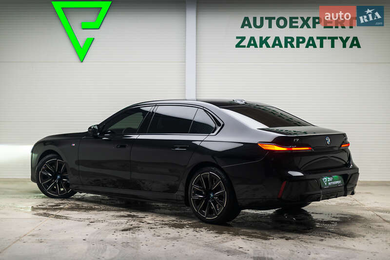 Седан BMW i7 2023 в Мукачево